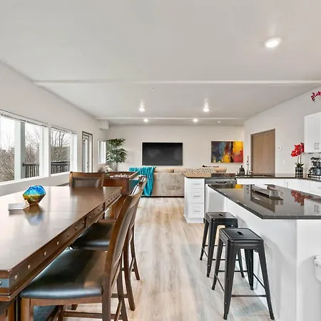 Huge-Fun-Trendy Apt By Perry District & Downtown